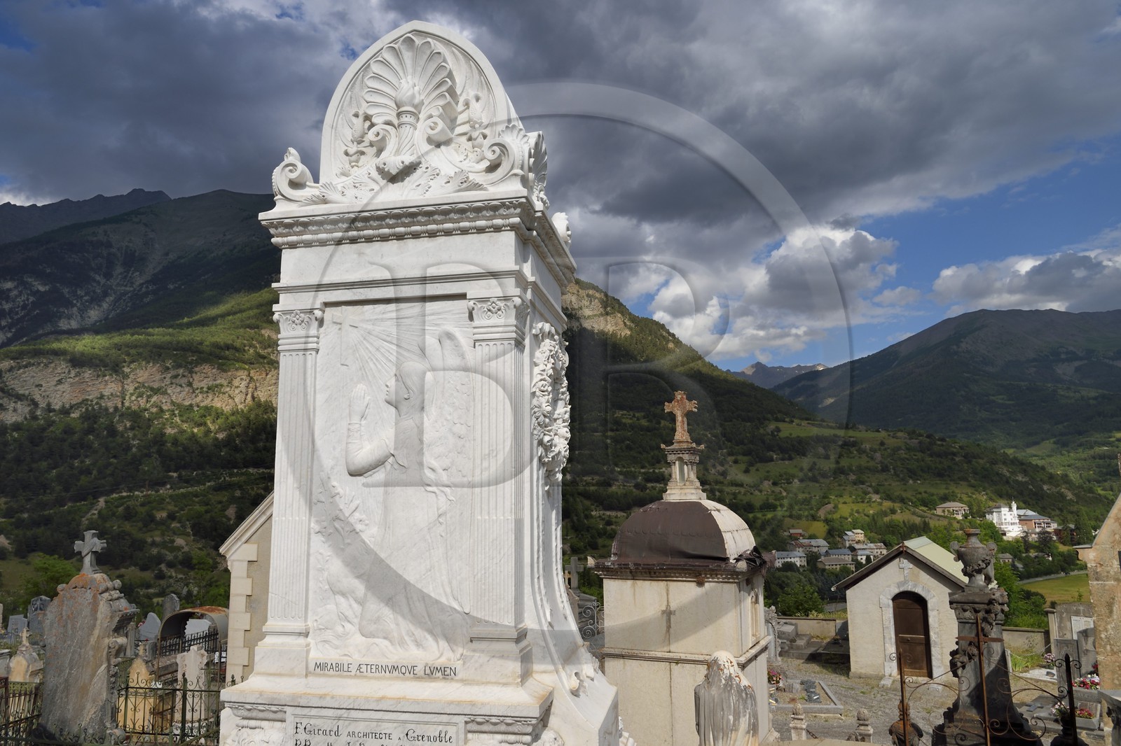 France, Alpes-de-Haute-Provence (04), vallée de l'Ubaye, le cimetière de Jausiers, tombe des quatre frères Audiffred, anciens négociants et propriétaires du magasin Al Puerto de Liverpool à Morelia au Mexique, la Villa mexicaine connue sous le nom de chateau des Magnans en arrière plan