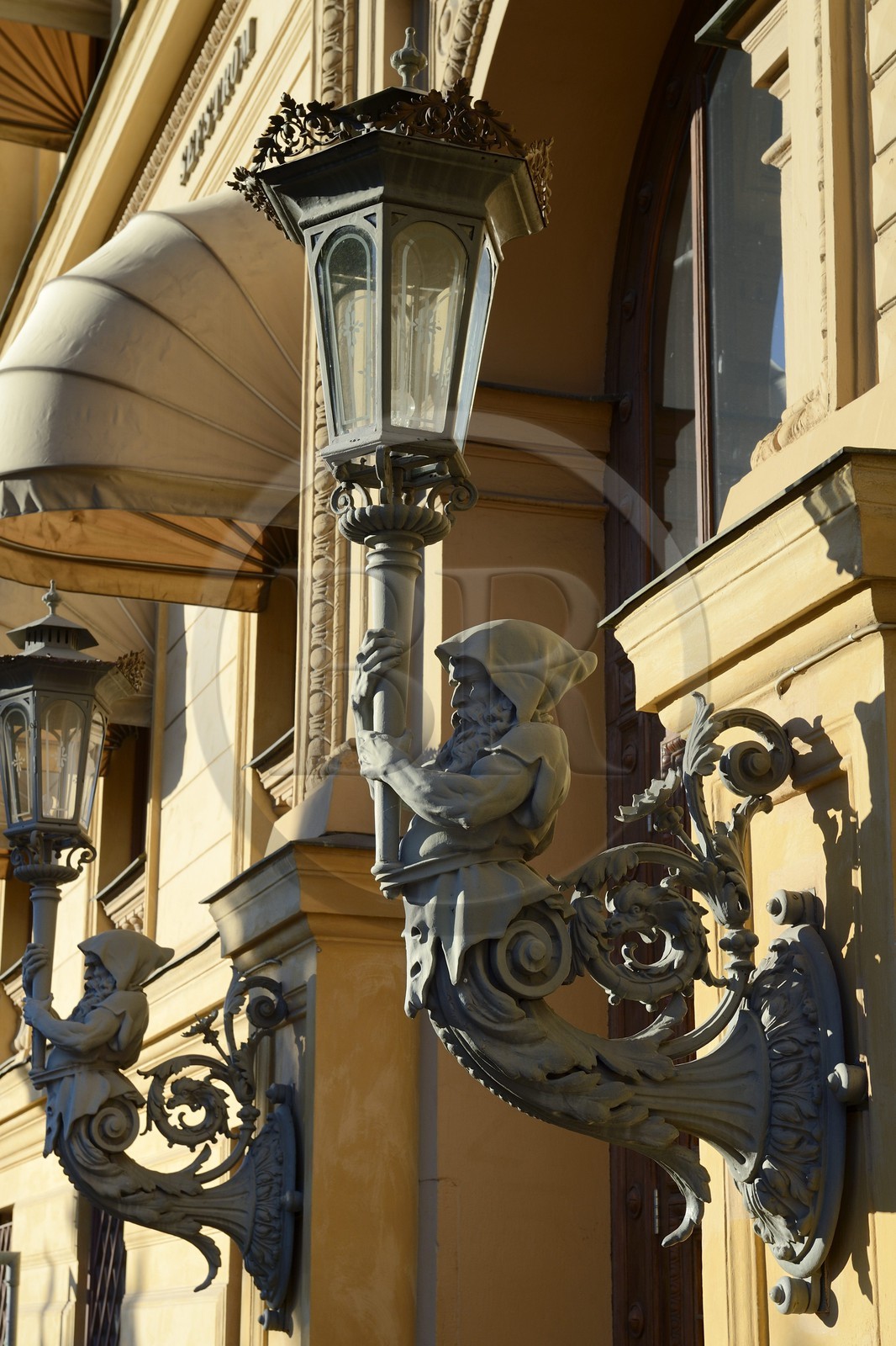 Suède, Stockholm, lampadaires d'un immeuble sur Kungstradgardsgatan en bordure de Kungstradgarden