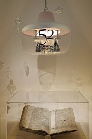 France, Bas-Rhin (67), Selestat, la Bibliothèque Humaniste réaménagée par l'architecte Rudy Ricciotti, 1521, la plus ancienne mention écrite de l'arbre de Noël extraite du registre des comptes de la ville de Sélestat de 1517 à 1522, il y est question d'une dépense de quatre Schillings pour payer les gardes-forestiers chargés de surveiller les arbres dans les forêts municipales le jour de la Saint-Thomas et d'une amende infligée à quiconque coupera les-dits sapins