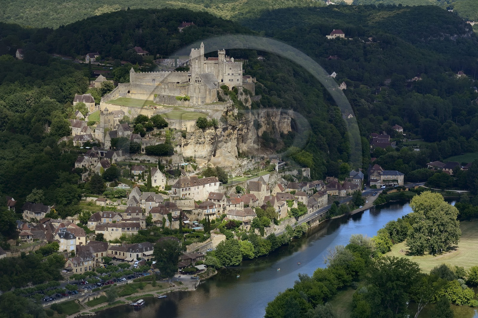 France, Dordogne (24), Périgord Noir, vallée de la Dordogne, Beynac-et-Cazenac, labellisé Les Plus Beaux Villages de France, château sur un éperon rocheux au dessus de la rivière Dordogne (vue aérienne)