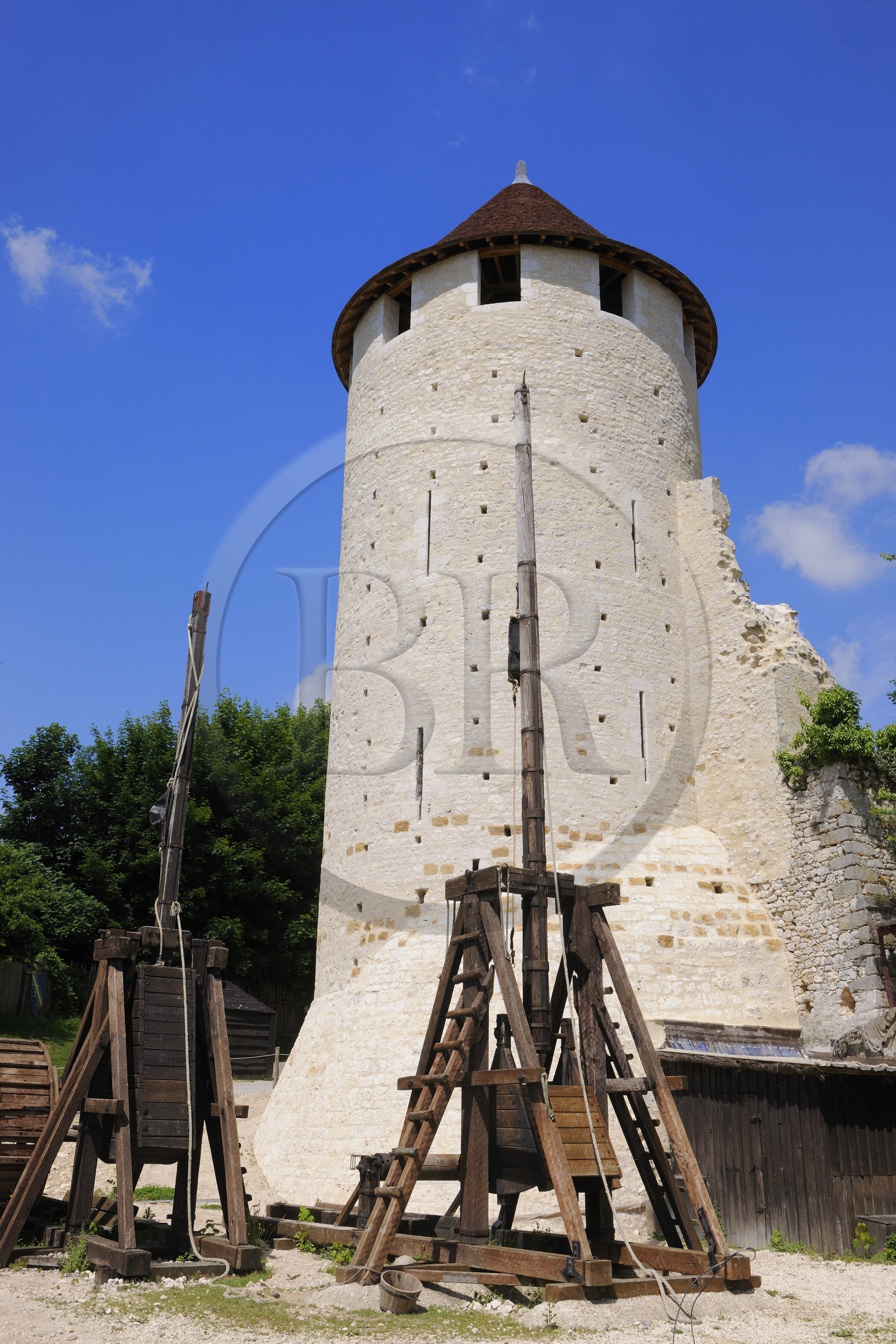 France, Seine et Marne (77), Provins, classée Patrimoine Mondial de l'UNESCO, machines de guerre sous une tour des remparts