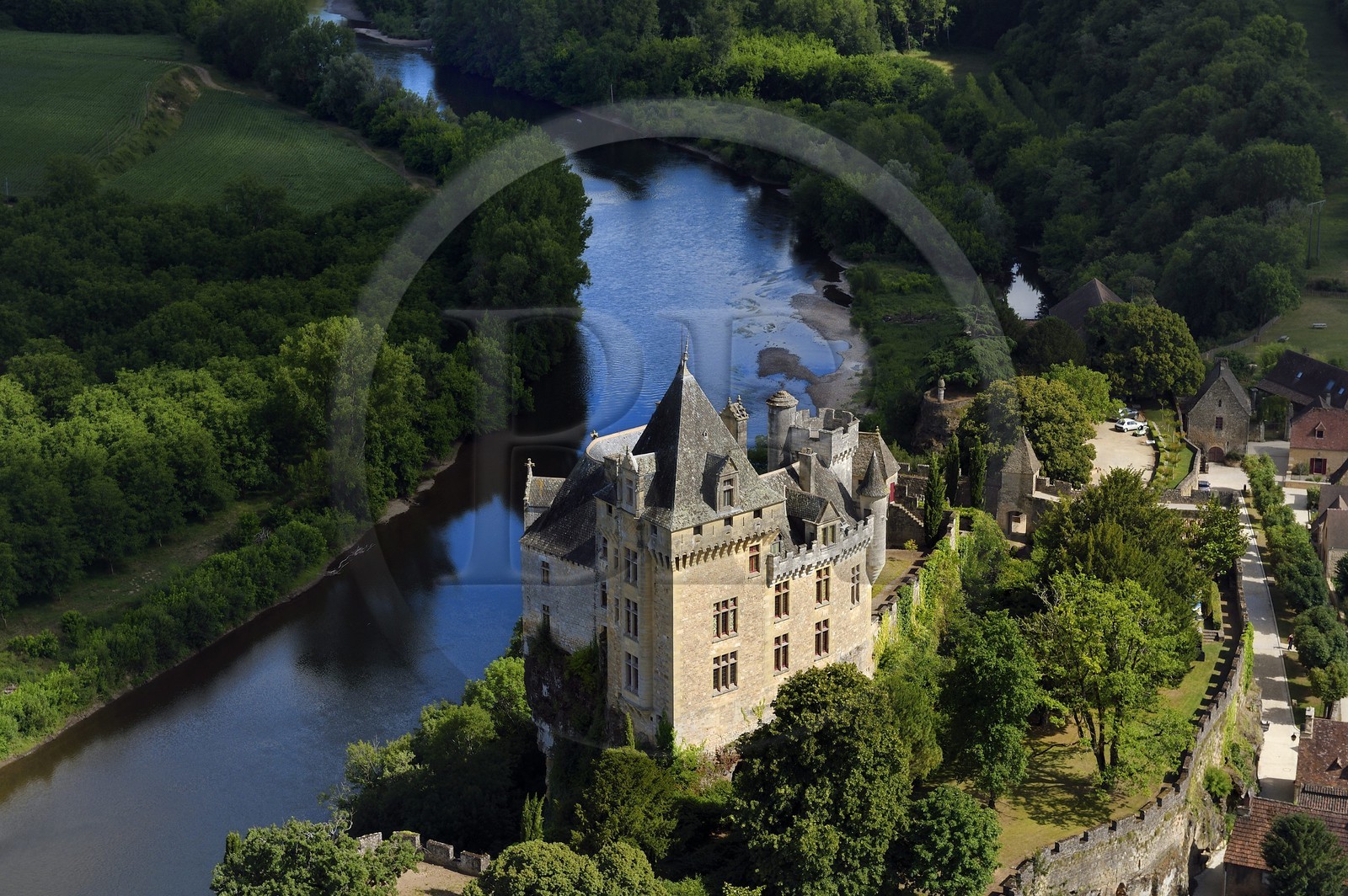 France, Dordogne (24), Périgord Noir, vallée de la Dordogne, Vitrac, le chateau de Montfort surplombant la Dordogne (vue aérienne)