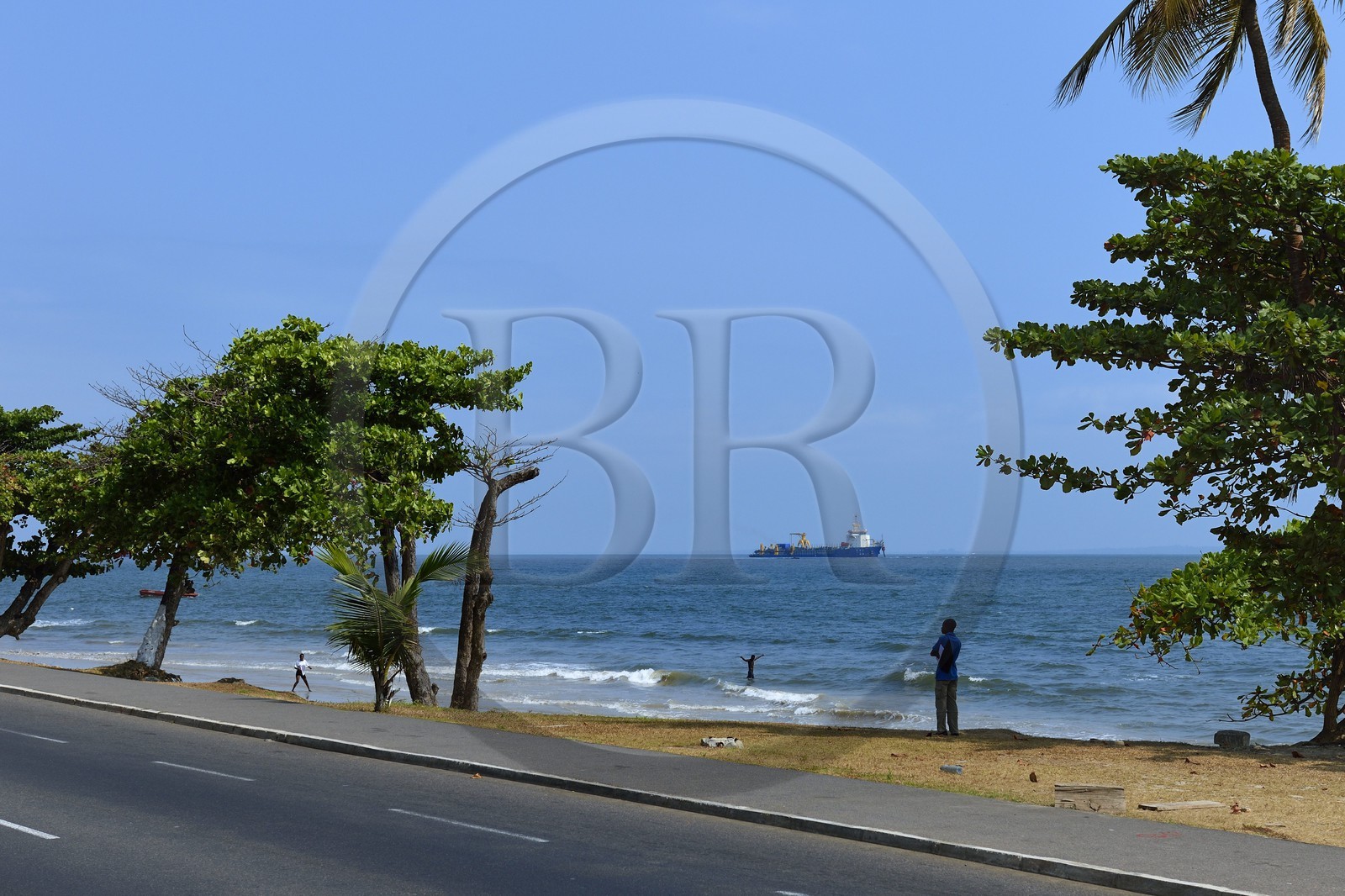 Gabon, Libreville, la route L101 sur le Front de Mer qui borde l'Estuaire du Gabon