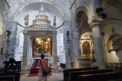 Croatie, Dalmatie, cote dalmate, Ile de Korcula, ville de Korcula, cathédrale Saint-Marc, ciboire avec le retable qui représente les saints Marc, Jérome et Barthélemy est considéré comme une œuvre de jeunesse du Tintoret