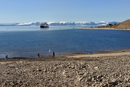 Groenland, cote Nord-Ouest, Murchison sound au nord de la baie de Baffin, randonneurs dans le fjord Robertson à Siorapaluk qui est le village le plus septentrional du Groenland, le bateau de croisière MS Fram de la compagnie Hurtigruten au mouillage en arrière plan