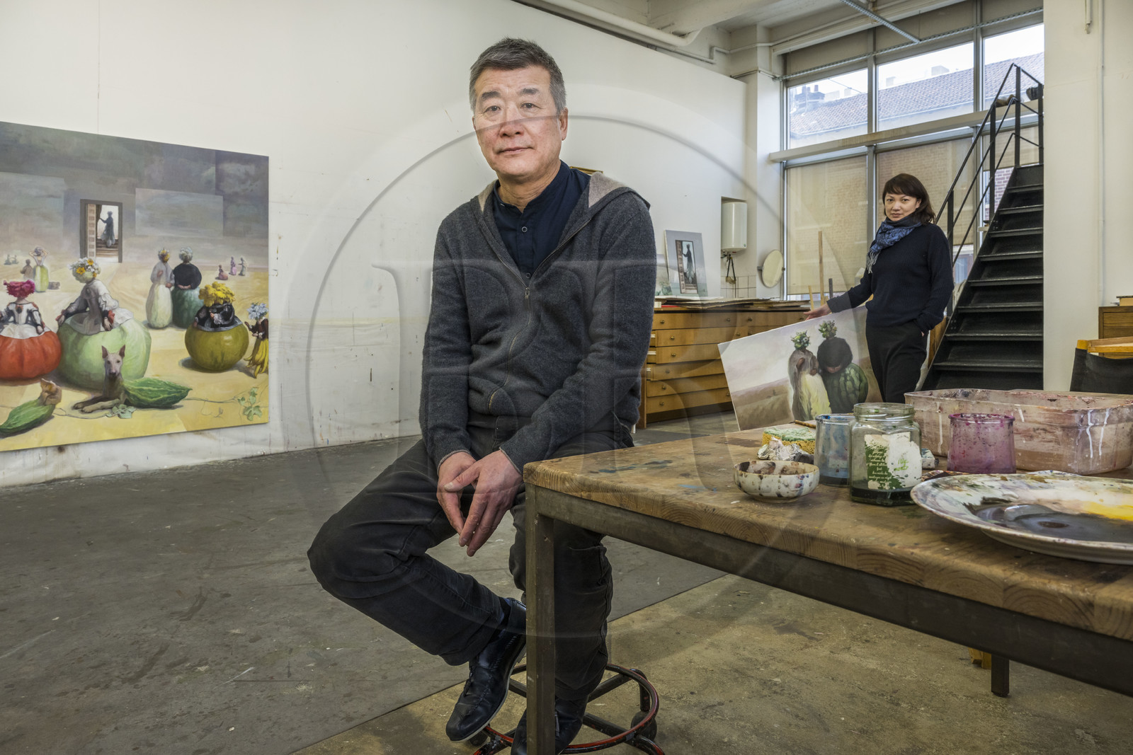 France, l'artiste peintre de Xiao Fan Ru dans son atelier aux Lilas près de Paris avec son épouse Xuan Zhao dite Yoyo