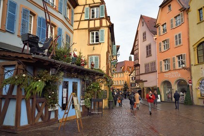 France, Haut-Rhin (68), Colmar, maisons à pignons et maisons à pans de bois dans la Grand Rue avec des décorations de Noël