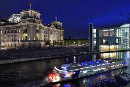 Germany, Berlin, the Reichstag with the Bundestag(German Parlement since 1999) glass dome by the architect Sir Norman Foster left, buildings in the new parliamentary complex the Paul-Lobe Haus right by architect Stephan Braunfels on Spree River banks