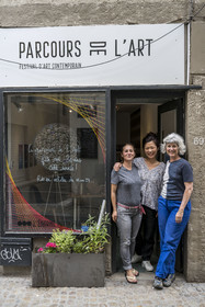 France, Vaucluse (84), Avignon, le Parcours de l'Art et trois de ses membres Géraldine Monier, Jeongmin Domissy-Lee et la présidente Julie Charrier, association qui investit des lieux patrimoniaux pour présenter la création contemporaine sous ses différentes formes
