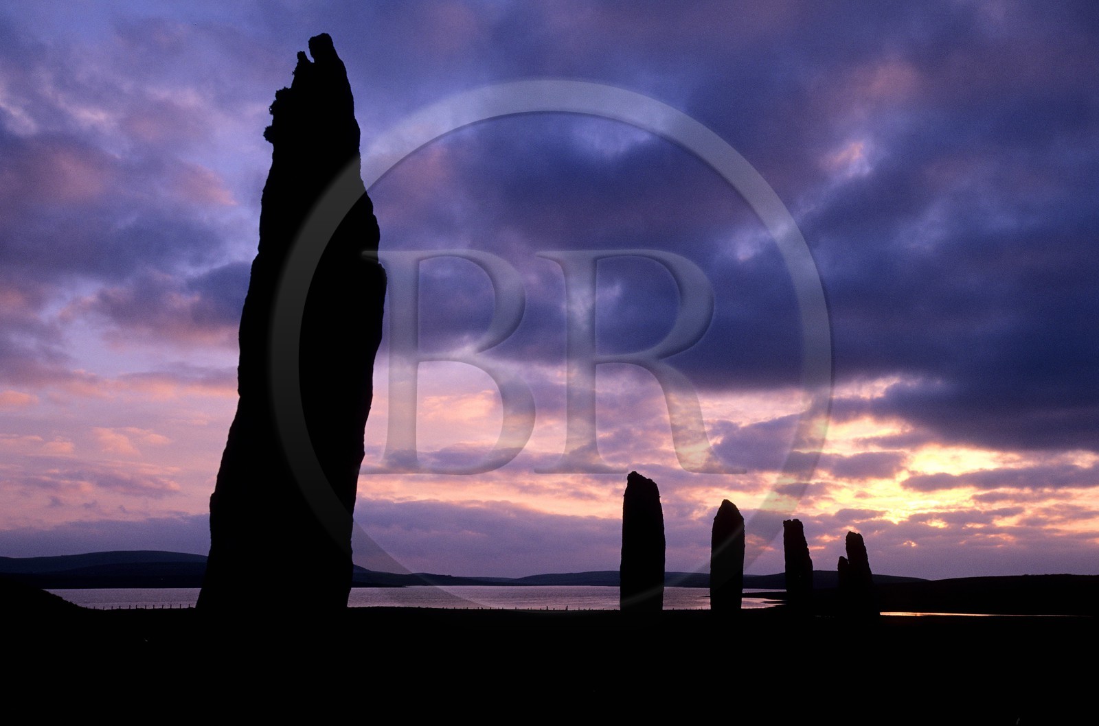 Royaume-Uni, Ecosse, îles Orcades, Mainland, au bord du Loch of Stenness, pierres levées du Ring of Brogar, classées Patrimoine Mondial de l' UNESCO