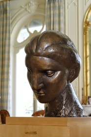 France, Alpes-Maritimes (06), Cannes, la villa La Californie où vécu Pablo Picasso, aujourd'hui renommé le Pavillon de Flore par Marina Picasso, sculpture de Pablo Picasso (Tête de femme - Boisgeloup 1931)  dans le salon
