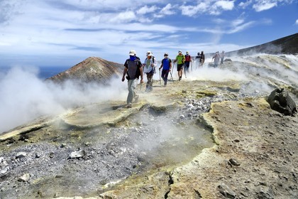 Italie, Sicile, iles Eoliennes, classées Patrimoine Mondial de l'UNESCO, ile de Vulcano, randonneurs dans l'ascension du cratère du volcan della Fossa à travers les fumerolles soufrées