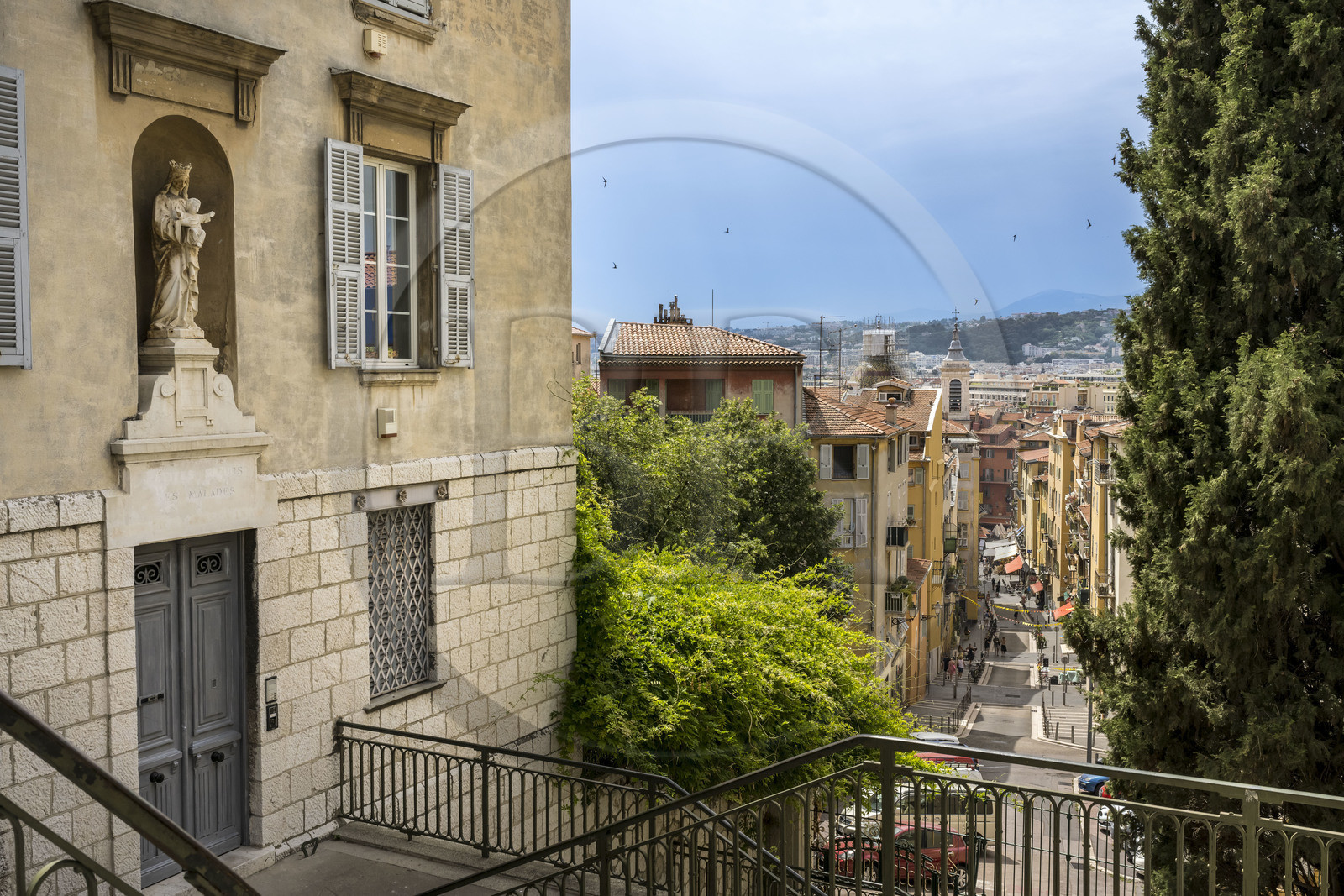 France, Alpes-Maritimes (06), Nice classée Patrimoine Mondial de l'UNESCO, le Vieux Nice, escalier menant à la colline du Chateau, la rue Rossetti et le clocher de la Cathédrale Sainte Réparate en arrière plan