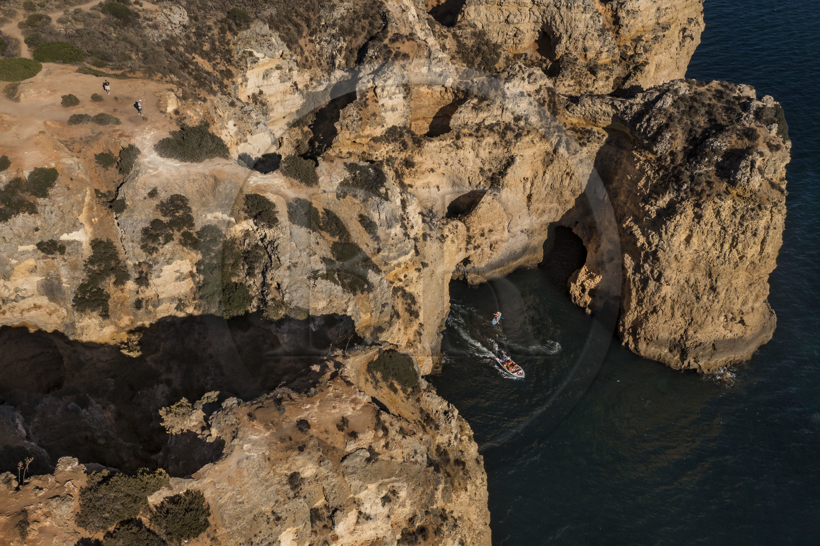 Portugal, Algarve, Lagos, découverte à pied, en bateau et en stand up paddle des grottes dans les falaises escarpées de la Ponta da Piedade (vue aérienne)