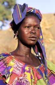 Mali, pays Dogon, falaise de Bandiagara classée Patrimoine Mondial de l'UNESCO, femme du village de Nombori