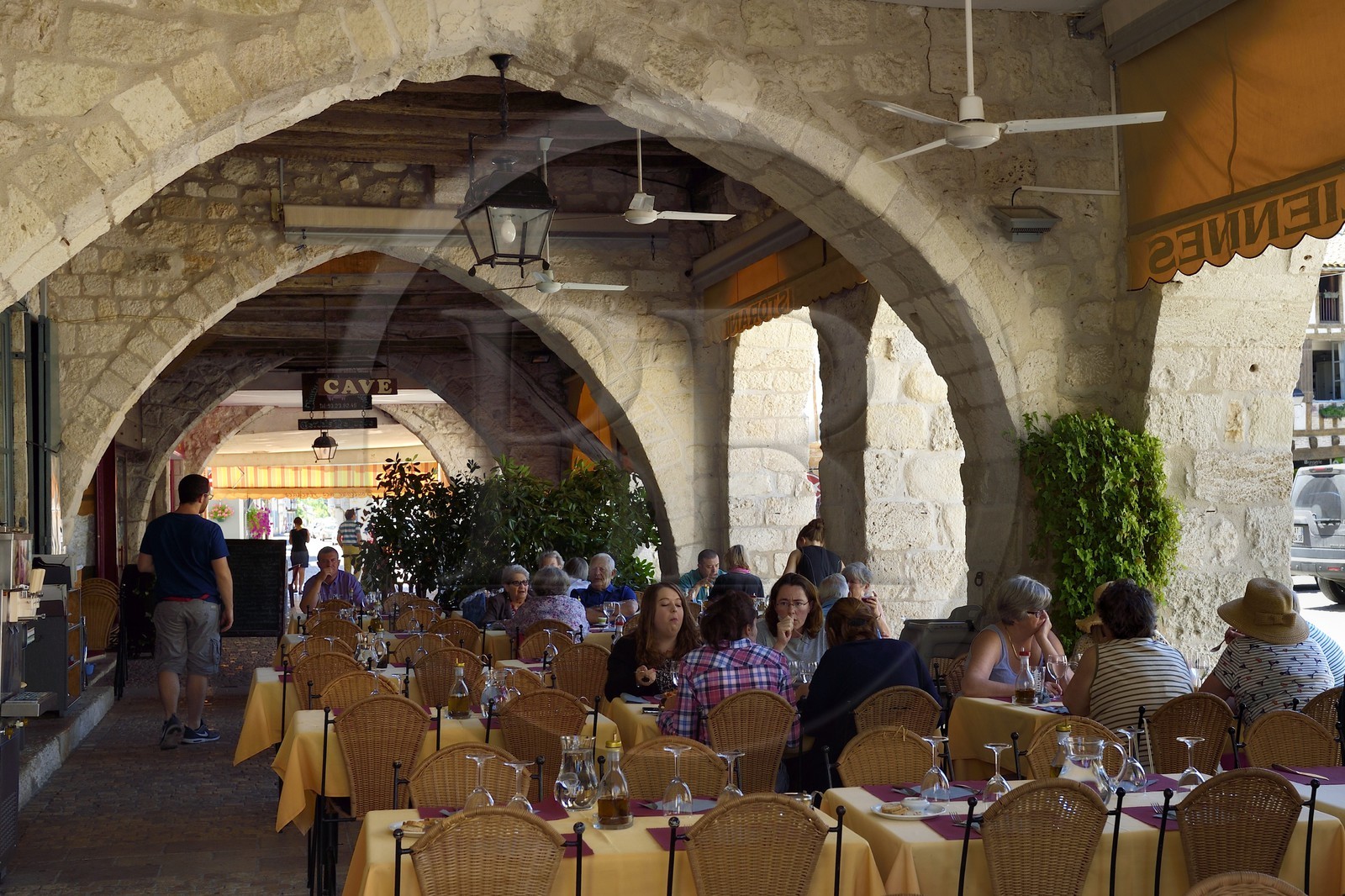 France, Dordogne (24), Perigord Pourpre, Bastide de Eymet, place centrale (place Gambetta), restaurant Les Arcades