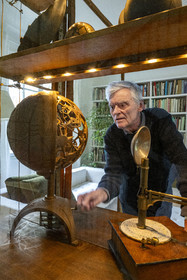 France, Paris (75), le dessinateur et auteur de bande-dessinée François Schuiten dans son atelier parisien