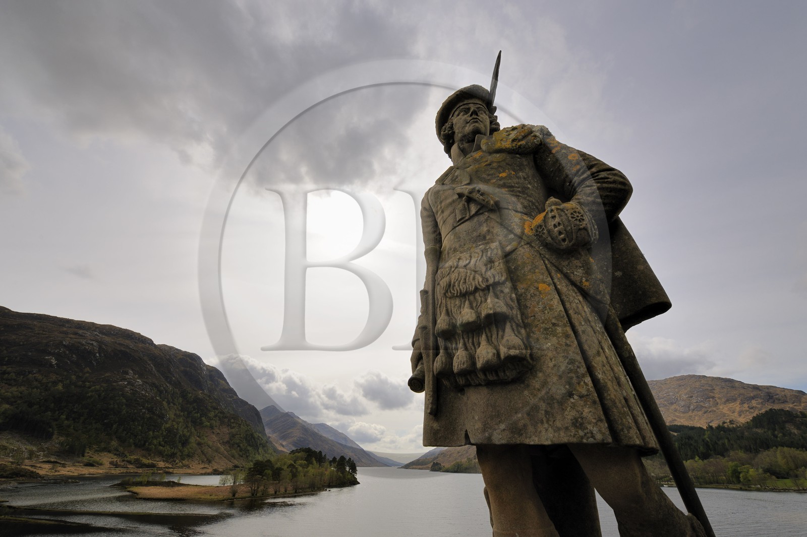 United Kingdom, Scotland, Highlands, statue of an Highlander on Glenfinnan Monument, to mark the spot where Bonnie Prince Charlie started the battle to regain the crown and Loch Shiel