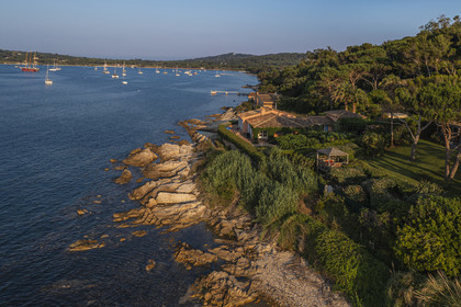 France, Var (83), Saint-Tropez, sentier des Graniers à l'Est de la ville (vue aérienne)