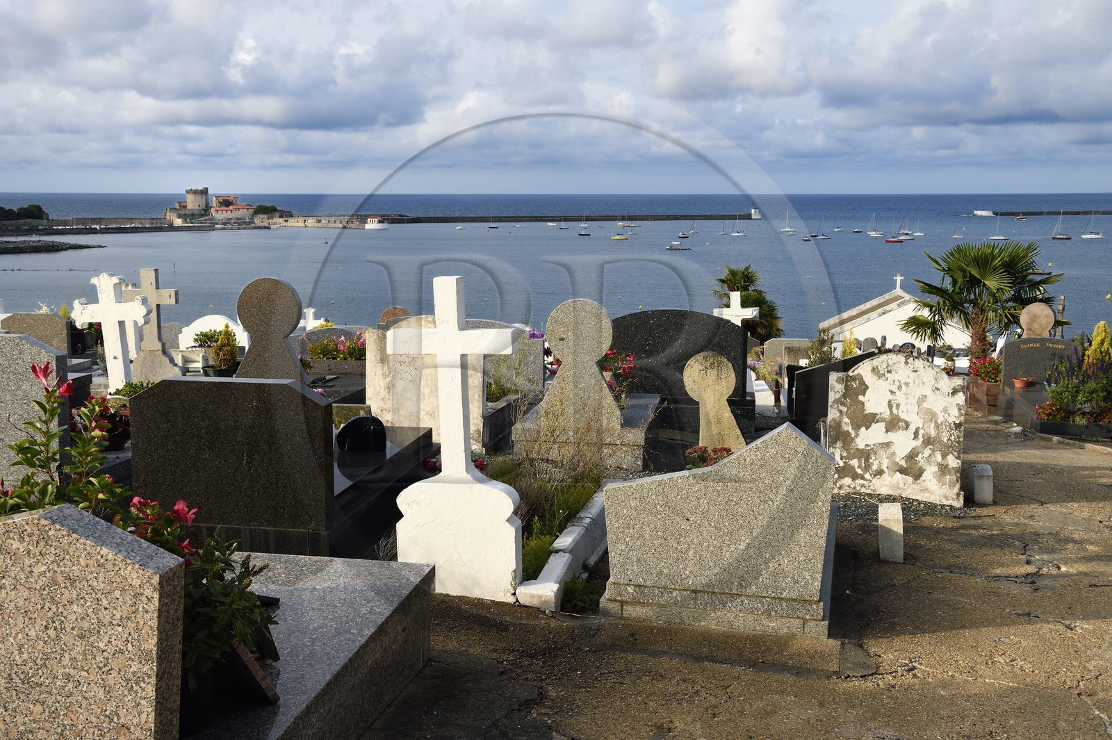 France, Pyrénées-Atlantiques (64), la côte du Pays-Basque, Ciboure, cimetière marin de Socoa et le fort de Socoa en arrière plan