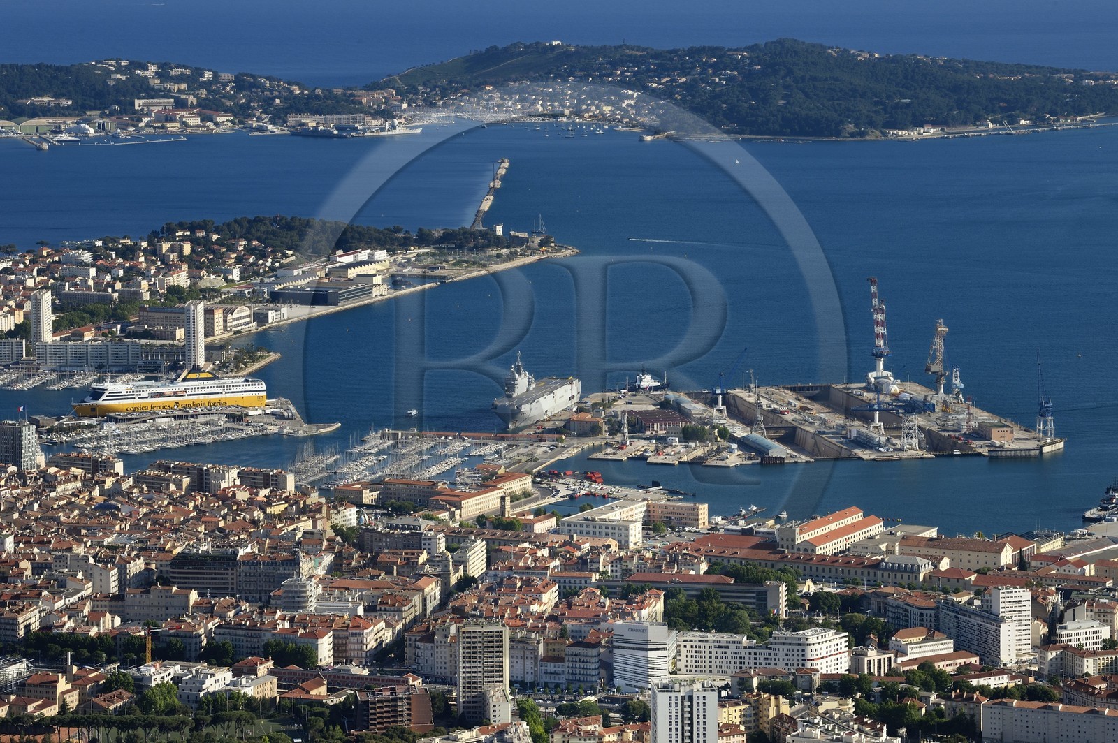 France, Var (83), Toulon, la rade depuis le Mont Faron avec la ville et le port, la presqu'Ile de Saint-Mandrier en arrière plan