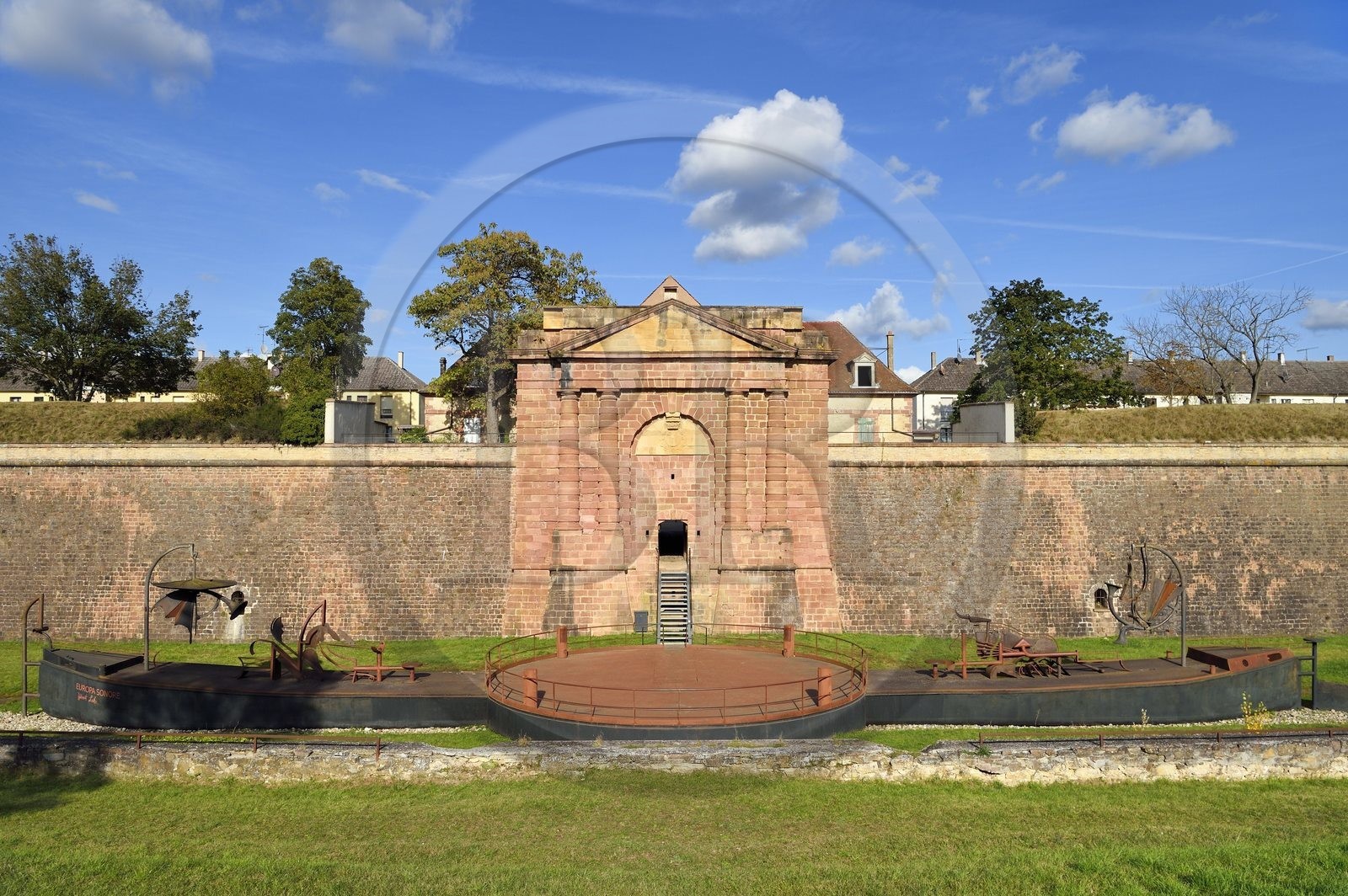 France, Haut-Rhin (68), Neuf-Brisach, ville fortifiée par Vauban, classée Patrimoine Mondial de l'UNESCO, fossé et fortifications au niveau de la Porte de Belfort au sud-ouest, la péniche amarrée de l'artiste Helmut Lutz