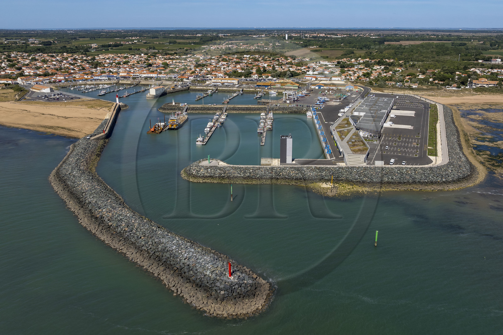 France, Charente-Maritime (17), Ile d'Oléron, port de La Cotinière, bassin à flots aménagé en 2022 au pied de la nouvelle criée (vue aérienne)