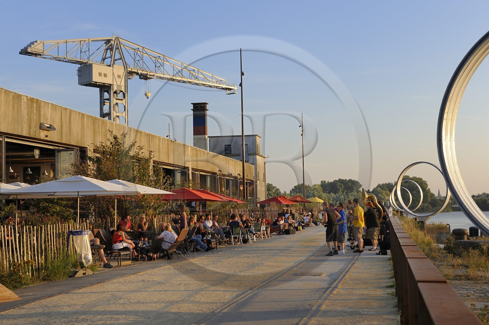 France, Loire-Atlantique (44), Nantes, l'Ile de Nantes, le Hangar à Bananes et les anneaux de Buren sur les quais de Loire, groupe de jazz