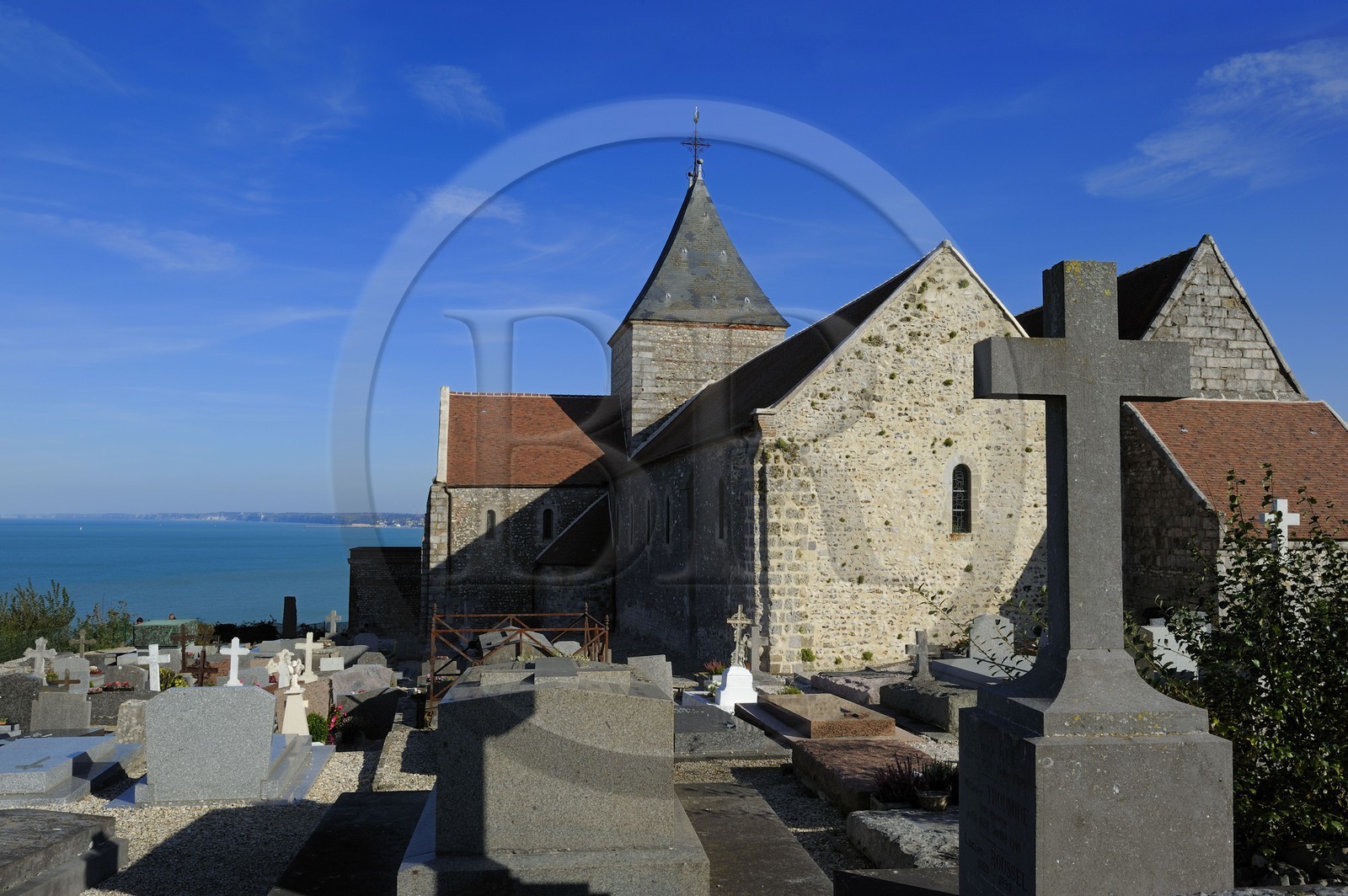France, Seine-Maritime (76), Pays de Caux, l'église de Varengeville-sur-Mer et son cimetière marin surplombant les falaises de la Côte d'Albatre