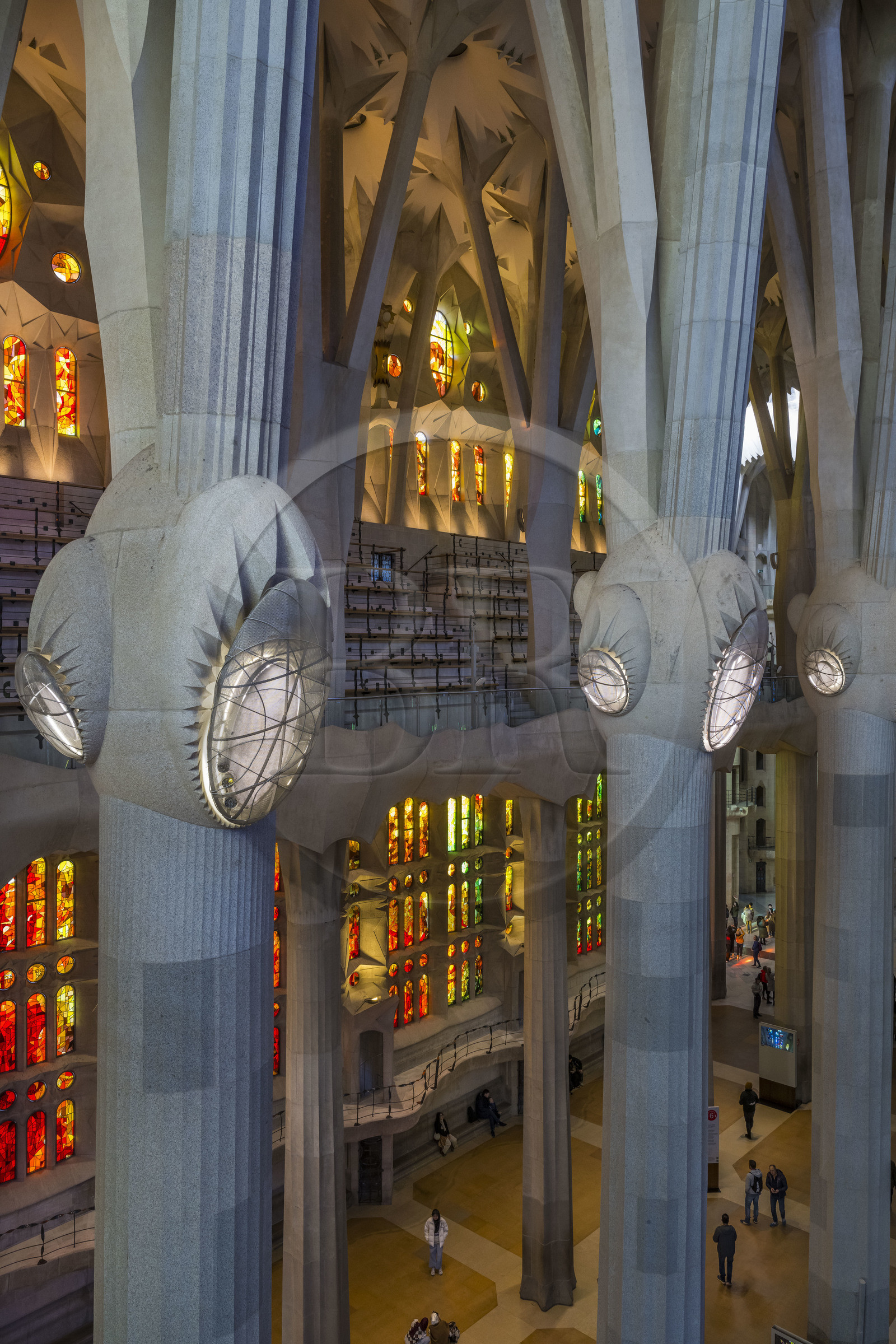 Espagne, Catalogne, Barcelone, quartier de l'Eixample, basilique de la Sagrada Familia de l'architecte du modernisme catalan Antoni Gaudi classée Patrimoine Mondial de l'UNESCO, vitraux dans les nefs représentant les saints et les sanctuaires des églises locales du peintre et vitrailliste catalan Joan Vila-Grau et les bancs prévus pour acceuillir des grandes chorales