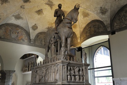 Italie, Lombardie, Milan, le Castello Sforzesco (château des Sforza), musée d'Art Ancien, le monument funéraire du duc Barnabé Visconti et de son épouse Béatrice della Scala sculpté en 1363 par Bonino da Campione