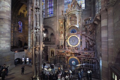France, Bas-Rhin (67), Strasbourg, vieille ville classée au Patrimoine Mondial de l'UNESCO, la cathédrale Notre-Dame, bras sud du transept, le pilier des Anges construit vers 1230 et l'horloge astronomique