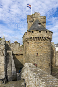 France, Ille-et-Vilaine (35), Côte d'Emeraude, Saint-Malo, le chateau de Saint-Malo (XVème siècle) qui abrite l'Hotel de Ville et le Grand Donjon sur lequel flotte le drapeau de la ville