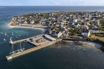 France, Finistère (29), Mer d'Iroise, archipel de Molène, Ile de Molène, le bourg et le navire Notre-Dame de Rumengol ancienne gabare à quai dans le port (vue aérienne)