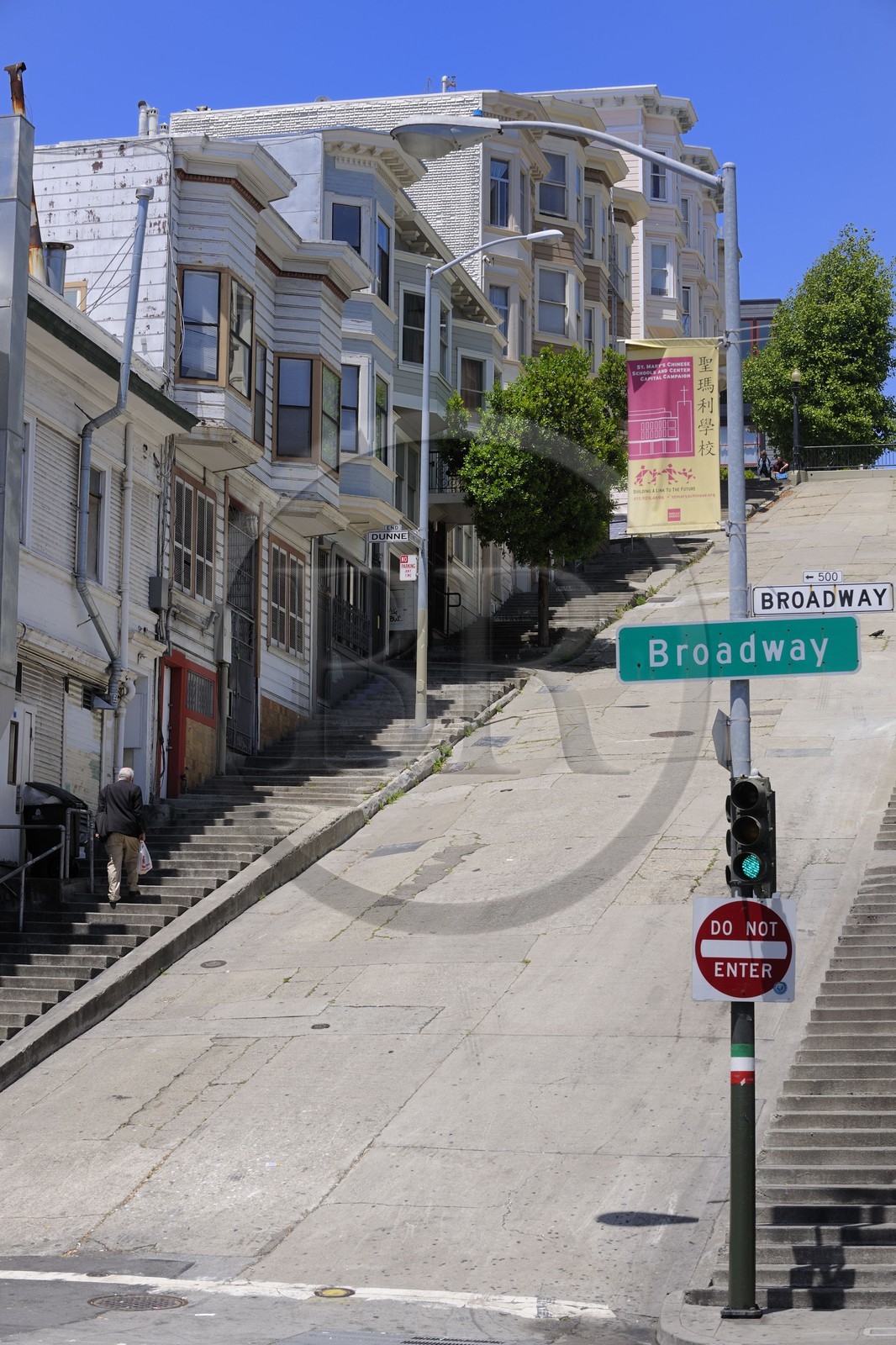 Etats-Unis, Californie, San Francisco, rue en pente donnant sur Broadway dans le quartier de North Beach