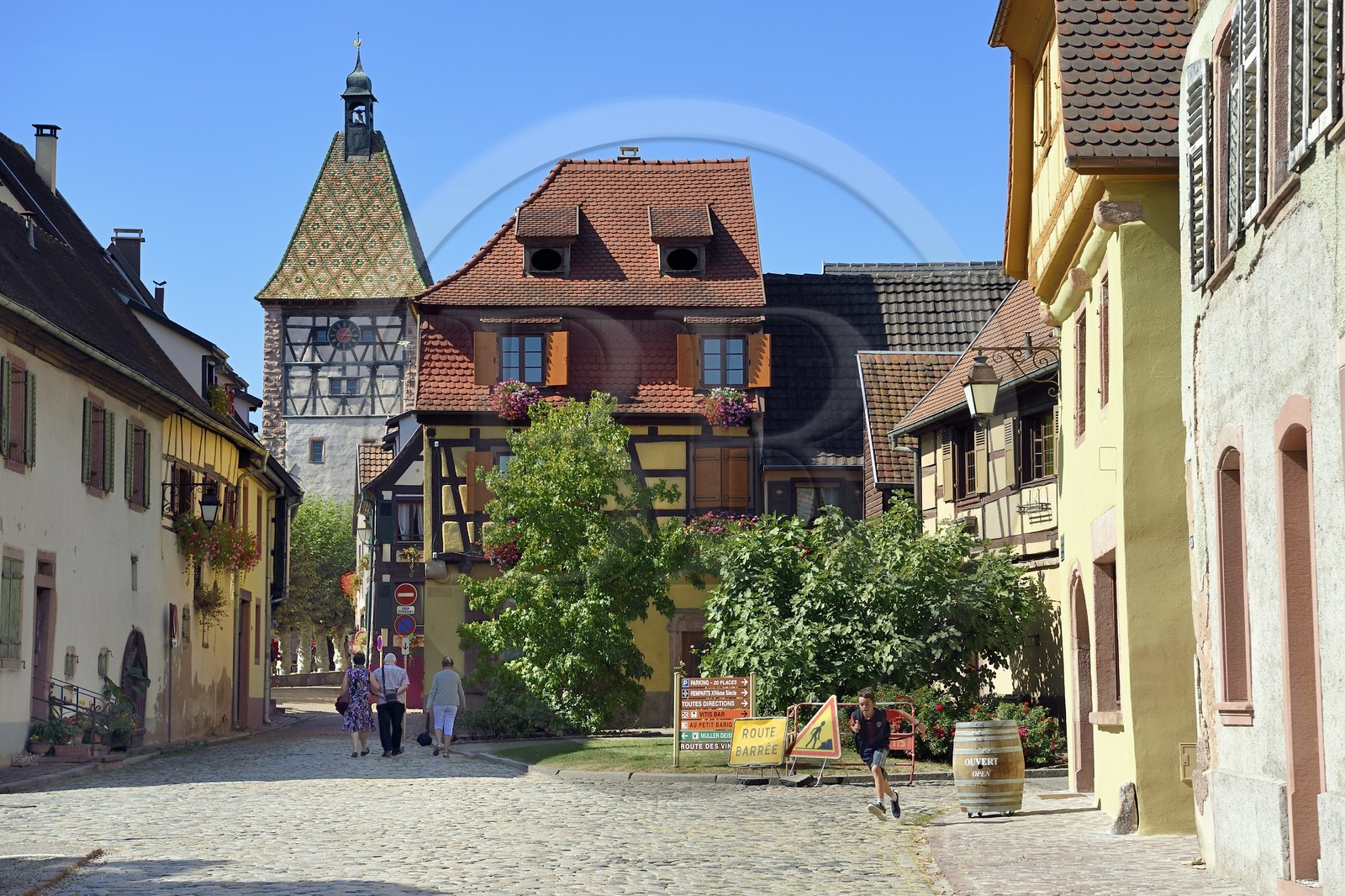 France, Haut-Rhin (68), Route des vins d'Alsace, Bergheim, place du Docteur-Pierre-Walter et la porte haute datant du XIVème siècle