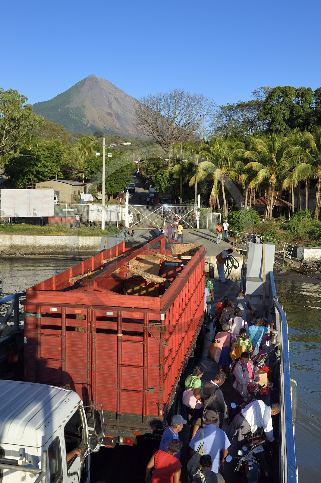Nicaragua, Ile d'Ometepe sur le lac Nicaragua, arrivée du ferry au port de Moyagalpa avec en fond le volcan Conception (1610 m) toujours en activité