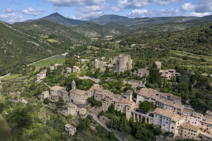 France, Drôme (26), parc naturel régional des Baronnies provençales, Montbrun-les-Bains, labellisé Les Plus Beaux Villages de France, le village et le château Renaissance des Dupuy-Montbrun (vue aérienne)
