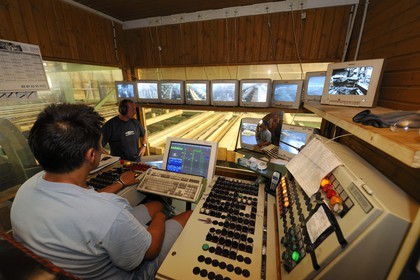 France, Moselle (57), scierie Abreschviller Sciages, poste de commande informatisé