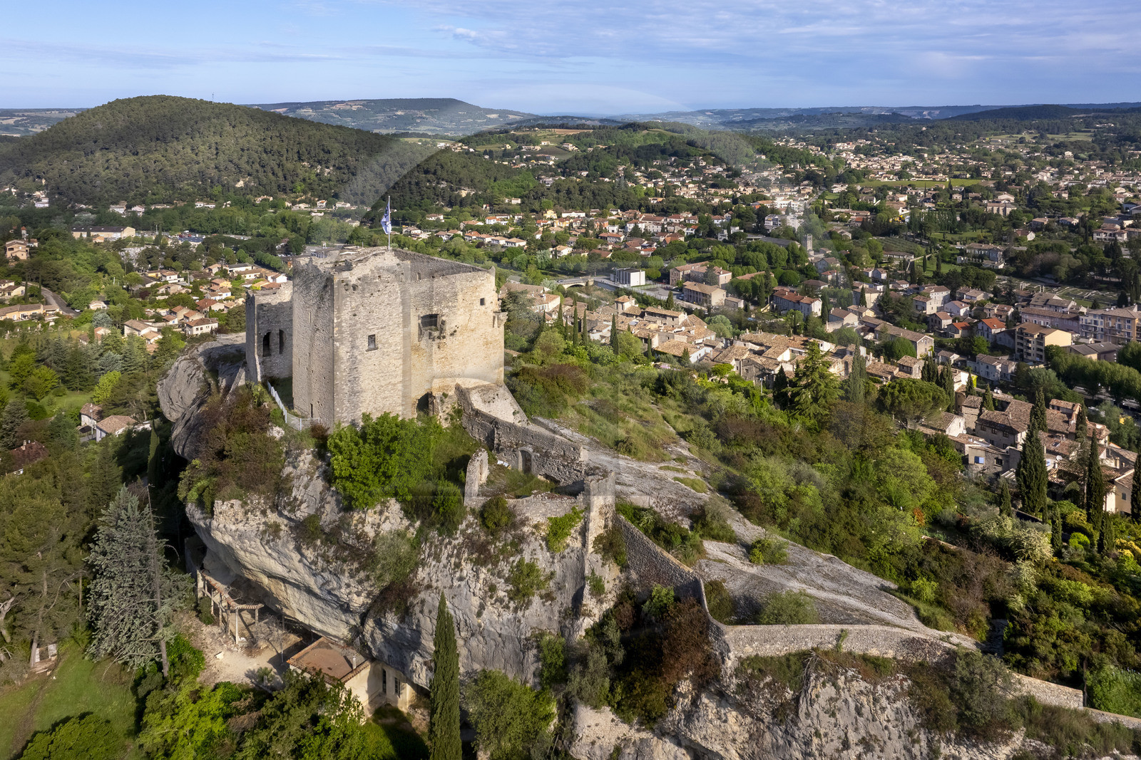 France, Vaucluse (84), Dentelles de Montmirail, Vaison-la-Romaine, le chateau des Comtes de Toulouse construit au XIIe siècle dominant la cité médiévale (vue aérienne)