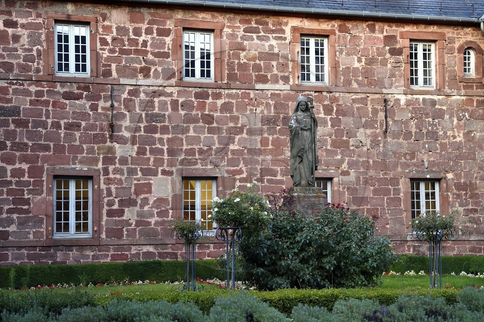 France, Bas-Rhin (67), Mont Saint-Odile, abbaye de Hohenbourg encore appelée couvent du Mont-Sainte-Odile, statue de Sainte-Odile