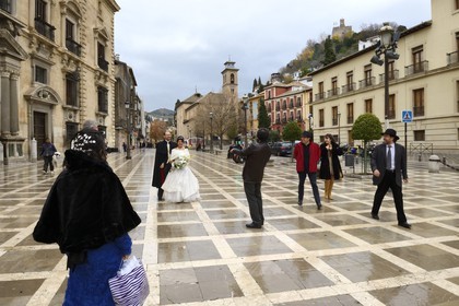 Espagne, Andalousie, Grenade, mariage sur la plaza Nueva surplombée par l'Alcazaba de l'Alhambra