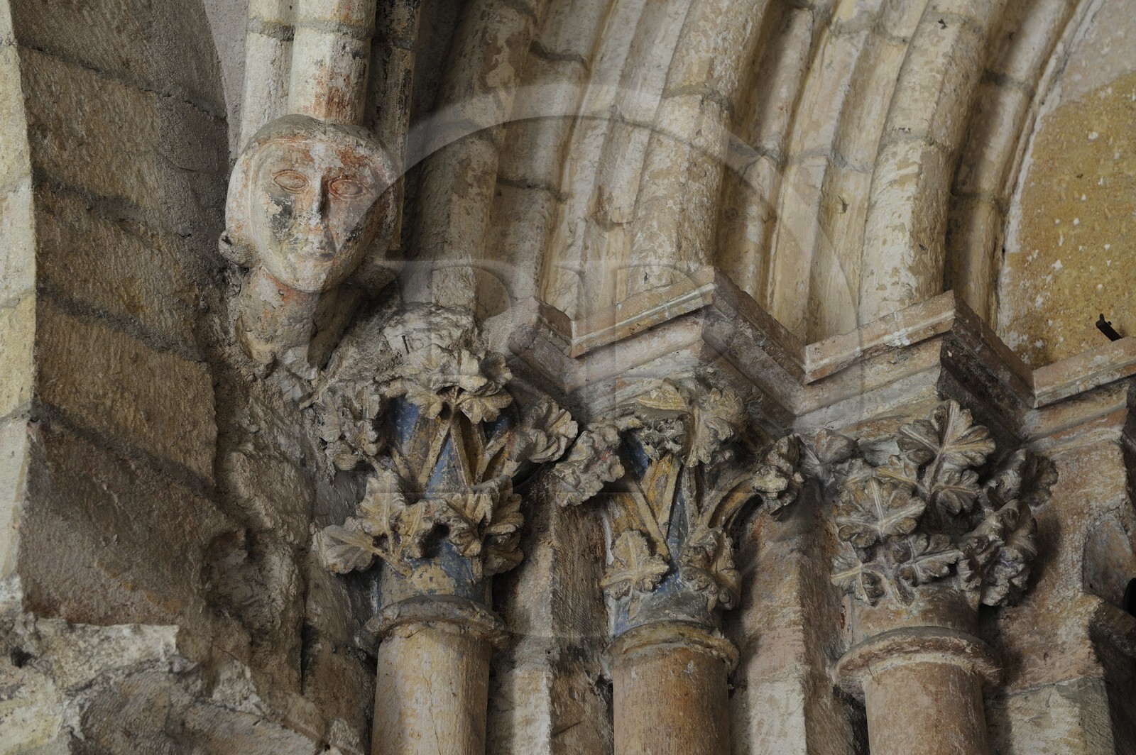 France, Saône et Loire (71), abbaye de Tournus, détail du portail latéral de l'église