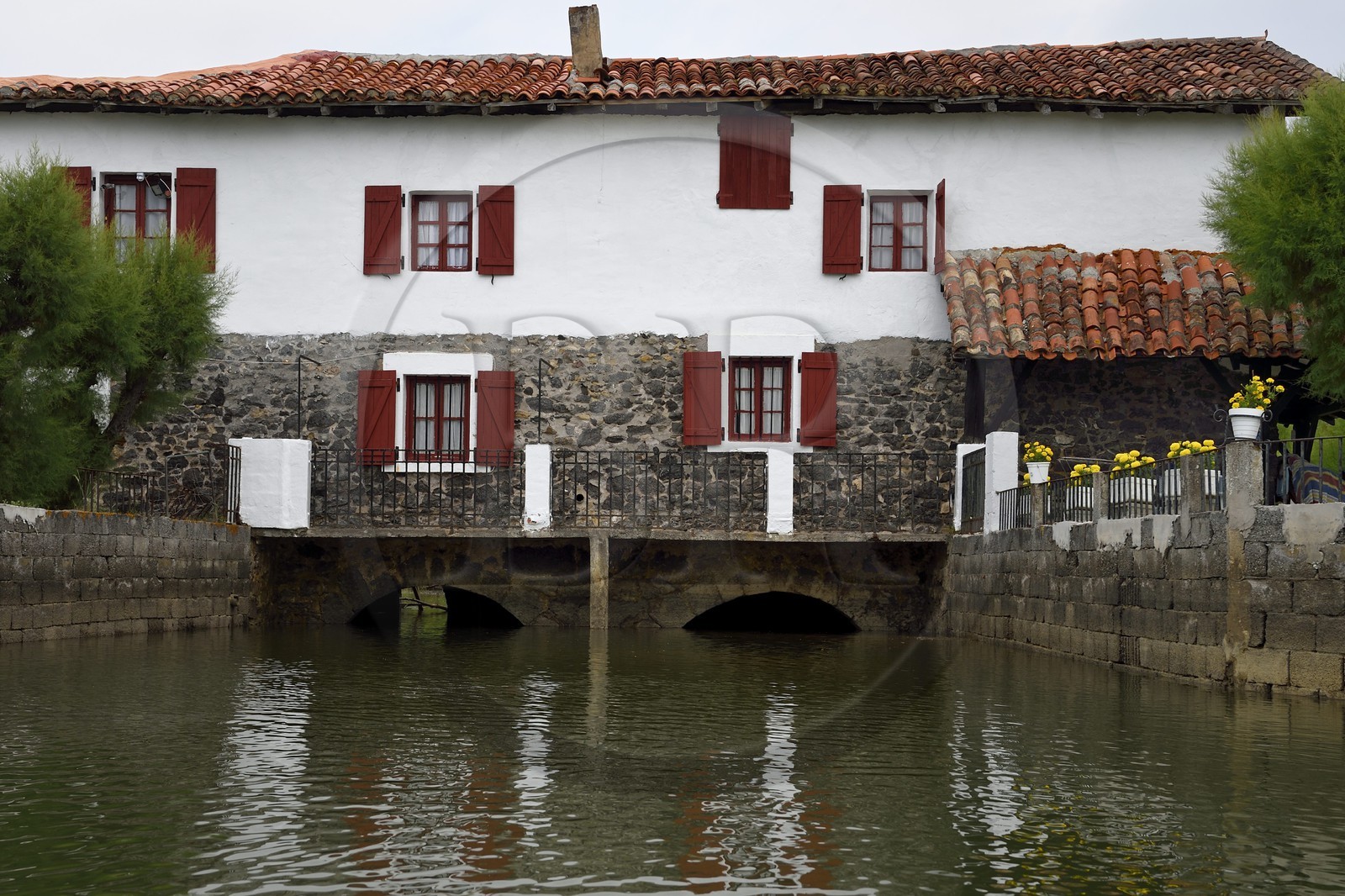 Espagne, Pays basque espagnol, Biscaye, région de Gernika-Lumo, Réserve de biosphère d'Urdaibai, moulin à énergie marémotrice dans l'estuaire du fleuve Oka