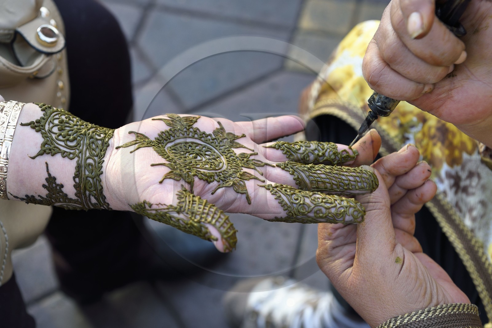 Maroc, Haut-Atlas, Marrakech, ville impériale, Médina classée Patrimoine Mondial de l'UNESCO, place Djemaa El Fna, main dessinée au henné