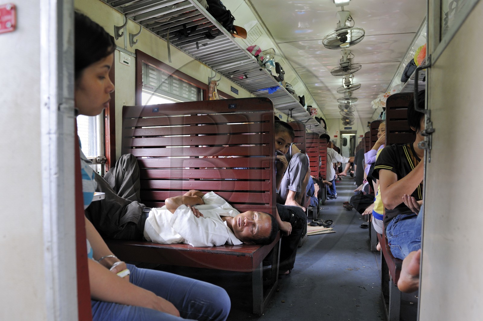 Vietnam, train de jour de Lao Cai à Hanoï, classe assis dur non climatisé