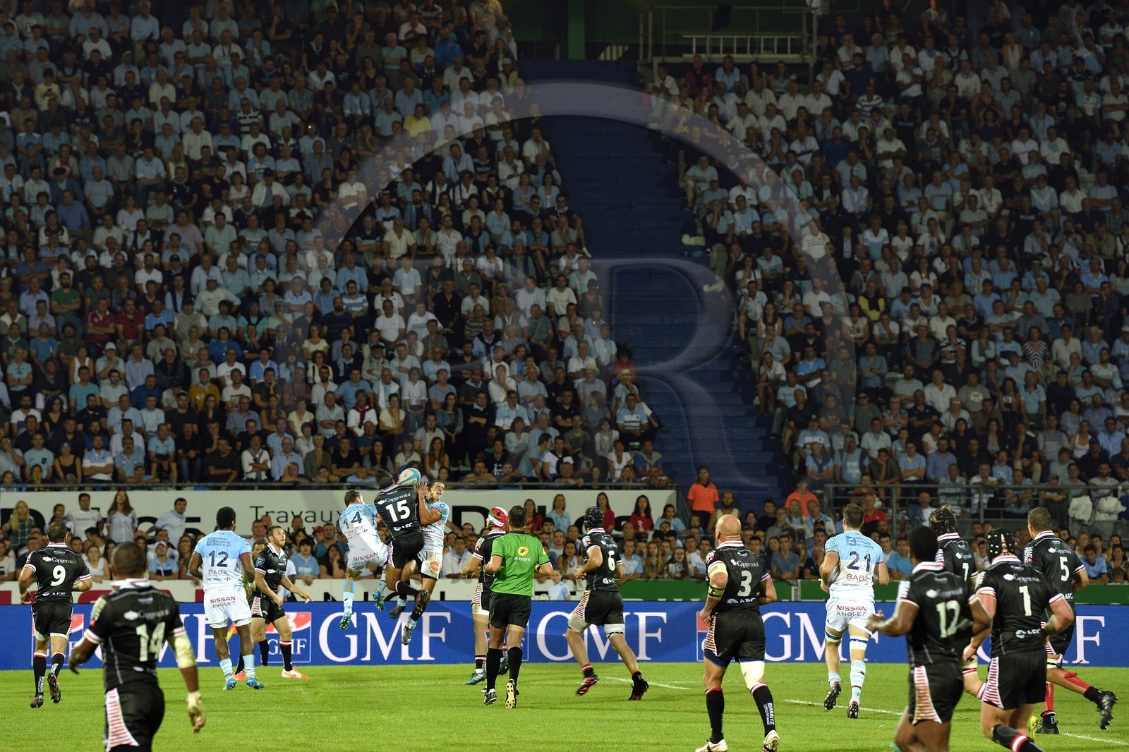 France, Pyrénées-Atlantiques (64), Pays-Basque, Bayonne, stade Jean-Dauger, derby basque de rugby entre l'Aviron Bayonnais (en bleu) et le Biarritz Olympique (ici en noir)