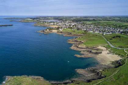 France, Ille-et-Vilaine (35), Côte d'Emeraude, Saint-Malo, plage de La Varde et hameau de La Mare (vue aérienne)