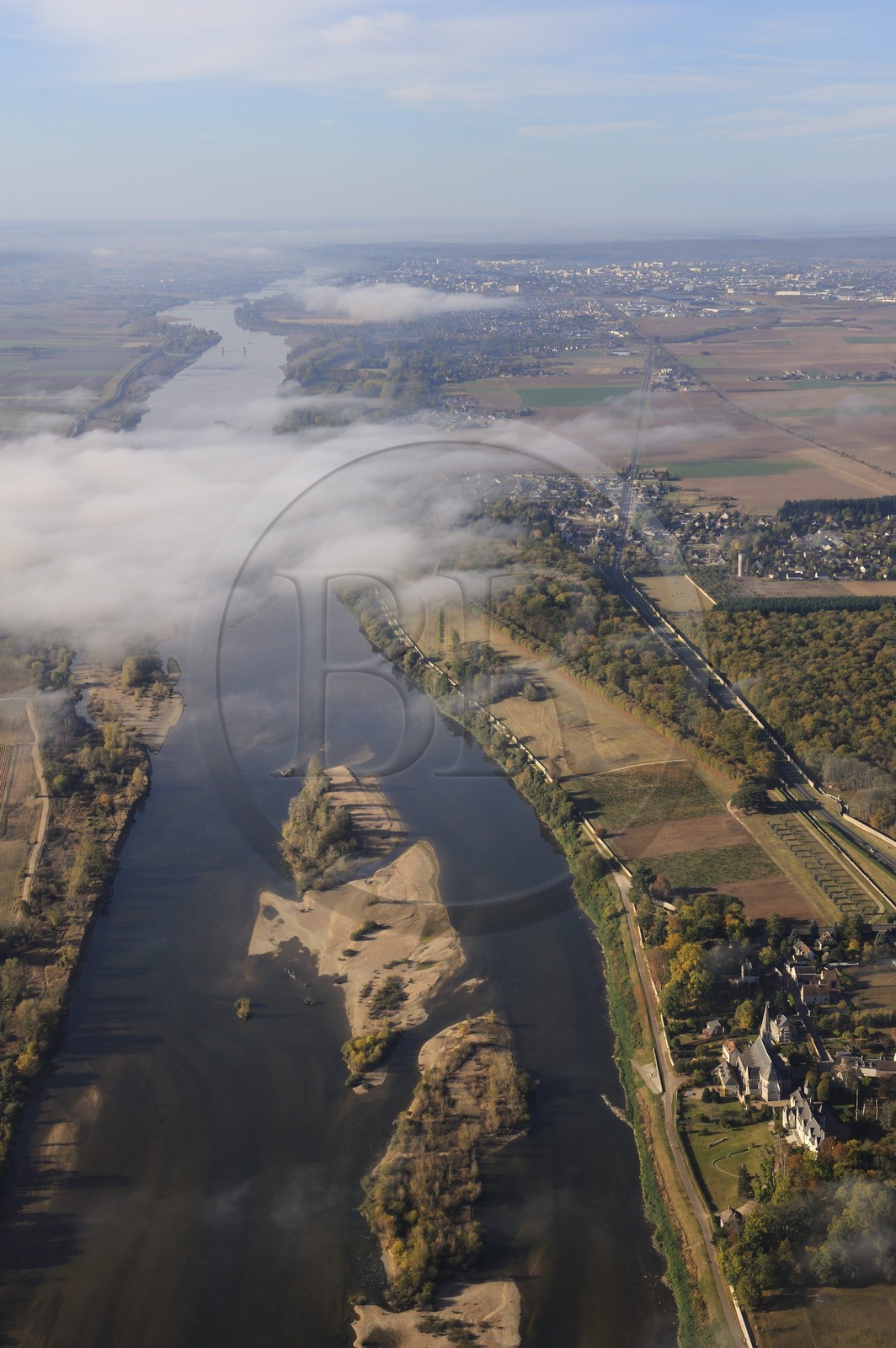 France, Loir-et-Cher (41), Vallée de la Loire classée Patrimoine Mondial de l' UNESCO, la Loire vers Blois (vue aérienne)