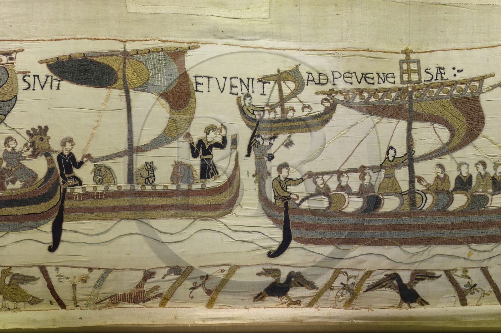 France, Calvados (14), Bayeux, musée de la tapisserie, tapisserie de Bayeux, la tapisserie dite de la Reine Mathilde classée Mémoire du monde par l'UNESCO qui raconte l'invasion de l'angleterre par Guillaume Le Conquérant, drakkar